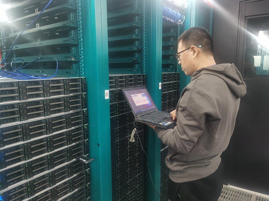 技術人員對網(wǎng)卡產(chǎn)品進行檢測